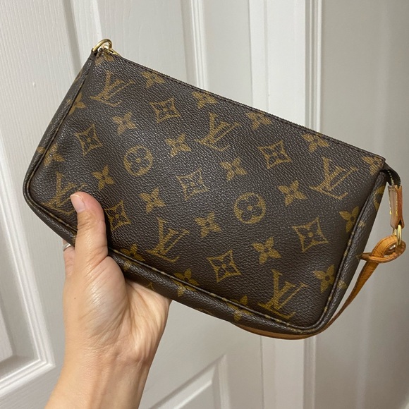 Aunthentic ❌sold on my fbpageLUXONLINECANADA - Picture 4 of 17